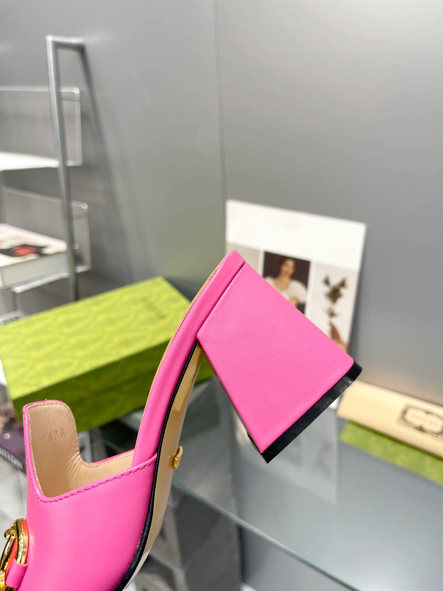 👟👟Ex-factory price 460👟👟 gucci 2024 early spring new thick heel retro shoes with horsebit, Internet celebrity hot sandals, super versatile fashion items. Original 1:1 customized. It is worth mentioning the packaging. This year’s G family’s packaging is really high-end, and the original packaging is presented.  Material: original custom imported oil-waxed ancient soft sheepskin. Lining: high-end customized sheepskin. Italian genuine leather outsole. Heel height: 7.5cm. Heel electroplated gold+covered leather. Size: 34-41 (34, 40, 41 customized)